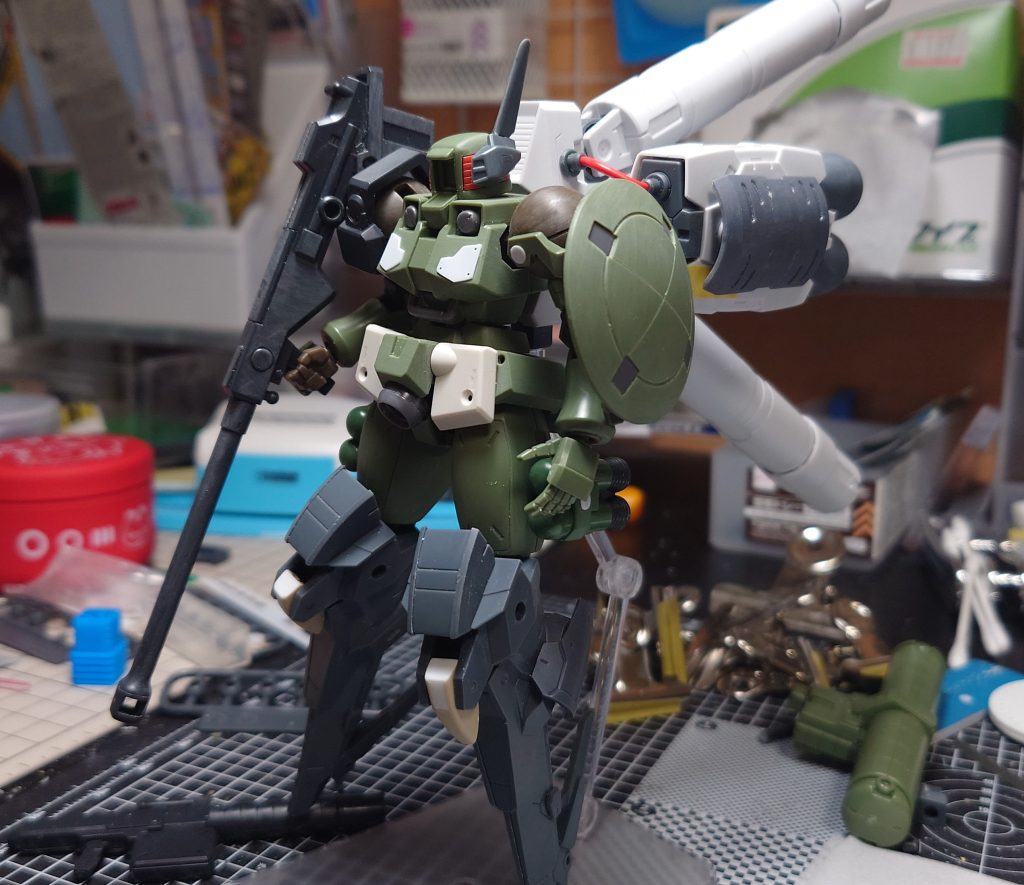 分かりずらいですがリーオーの首のボールジョイントを1.5mmほど伸ばして首が上下に動くようにしました多少表情がつけられるようになったかなと思います。ローライズパンツのようなフロントスカートも個人的に気になったのでデミトレーナーのものを拝借して変えました。 ここまでご覧いただきありがとうございました。