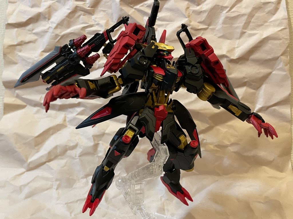 サブアームが大好きなので、肩に戦国アストレイのサブアームを移植。全身武器化のために足はキマリスヴィダールを持ってきました。