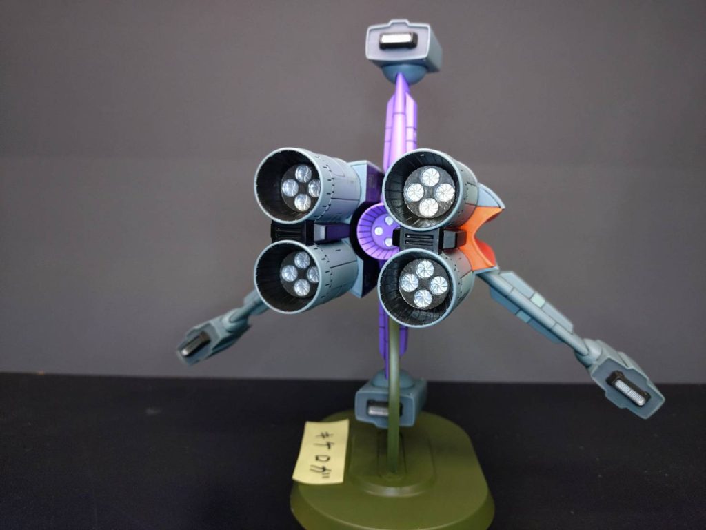 キケロガの設定画では中央スラスターの後ろにトラス構造のパーツが見えますが、細かい設定が無く詳しく分からなかったのでパス。後部スラスターも設定画ではもっと浅いがこちらも作業が面倒っぽかったのでパスしてます。