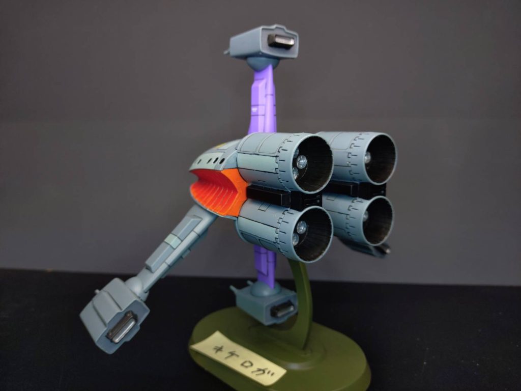 ブラウブロの後部スラスターは2x2の構造ですが、キケロガは4本全て独立しています。旧キットなのも相まって中がスカスカなので、切り離したら穴埋めに苦労しそうだったのでそのまま使用。ちょっとした抵抗で間を黒く塗りましたw