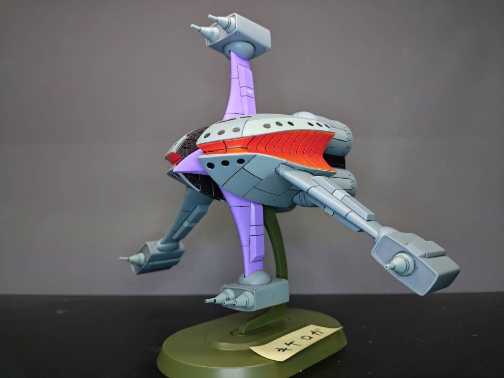 主な差異は黒丸の数、メイン窓の形状、ビーム砲の形状、後部スラスターの分割、後部中央のトラス構造…です。細かく見れば左右腕の太さや中央凹部の模様違い等も有りますが、全部をいじる技術は無いので出来る所だけ改造して完成させました。