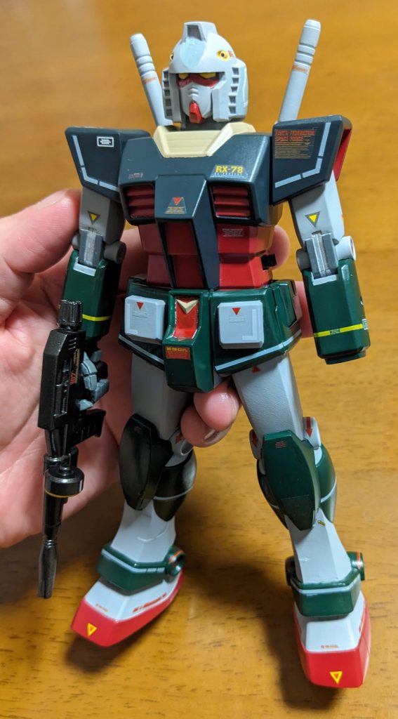 デカール貼付けの図①今回デカールは大昔、電ホビに付属してたMGVer2.0用テトロンシール・リアルタイプ用を使いました。何年も寝かした甲斐がありました。何でも置いとくもんですね。