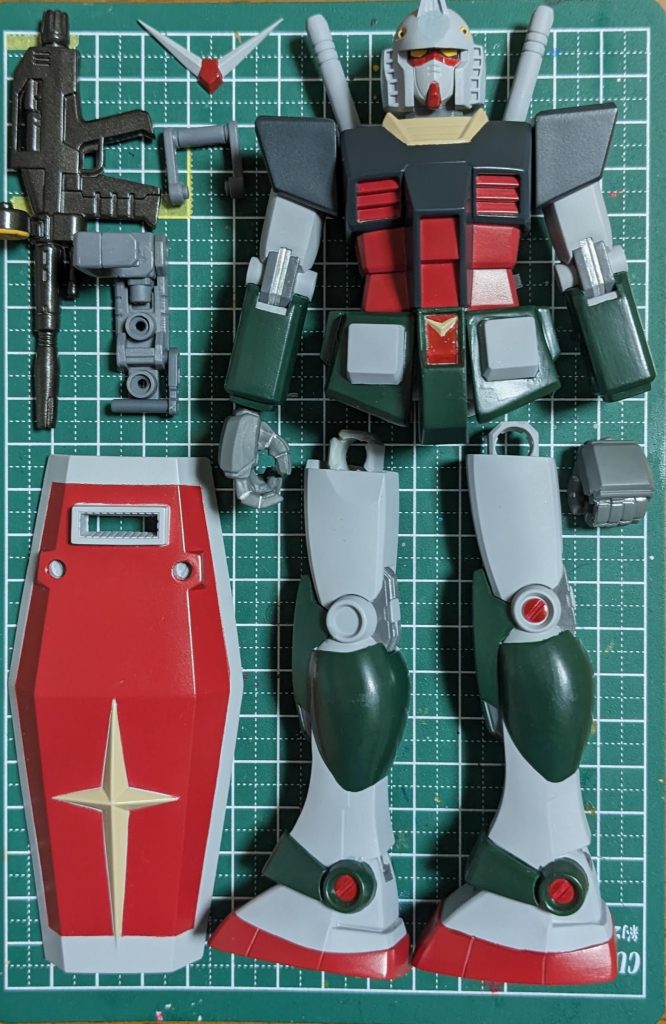 塗装中の図凹み部分のマスキングが面倒くさいので練習も兼ねてほとんど筆塗りしました。盾と胴体の朱色はマスキングしてスプレーしました。腰の朱色の筆塗りが汚くなってしまった…