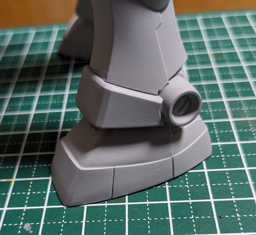 加工中の図⑤筋彫りしてサフ。どうせ汚して分からなくなるので小さな傷は気にしないの精神。