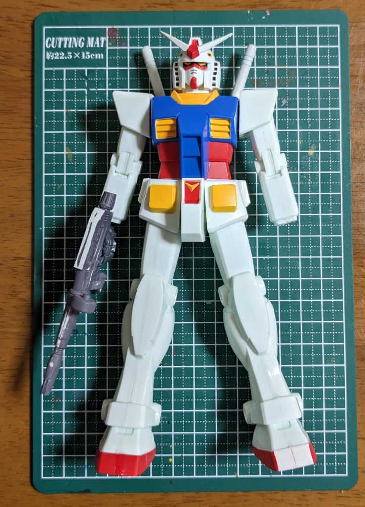 加工中の図①製品はガッツリモナカ割で本体の材質はかなり硬いので多分ABS?折れそうなライフルやアンテナはPVC?ぽいので全て瞬着とアルテコの硬化剤を使いました。