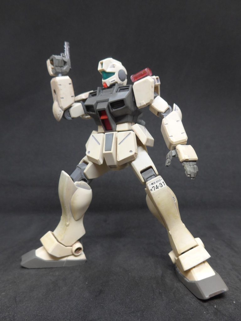 拳銃はジムカスタム（スナイパー装備）に続いて山田化学さん100均からです。パトランプつけたくなるのはこのカラーリングとデザイナーさんが（パト〇イバーも描いている）出渕裕さんだから？