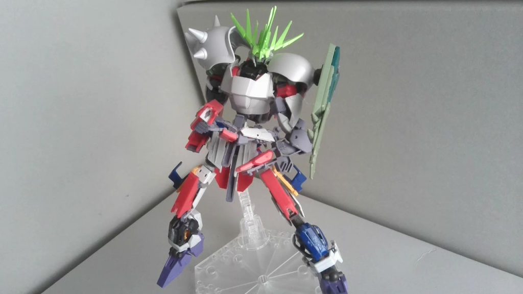 UGP-Ω-01+ ガンダムリメンダー(ウォーリア・アーマー装備型)地上にて、リメンダーの推力が低下するため、防御法面を強化した仕様。胴体にアーマー、右肩にスパイクアーマー、左肩にシールドを装備している。シールドには対モビルスーツミサイル【ロターブリグ】を二基搭載している。