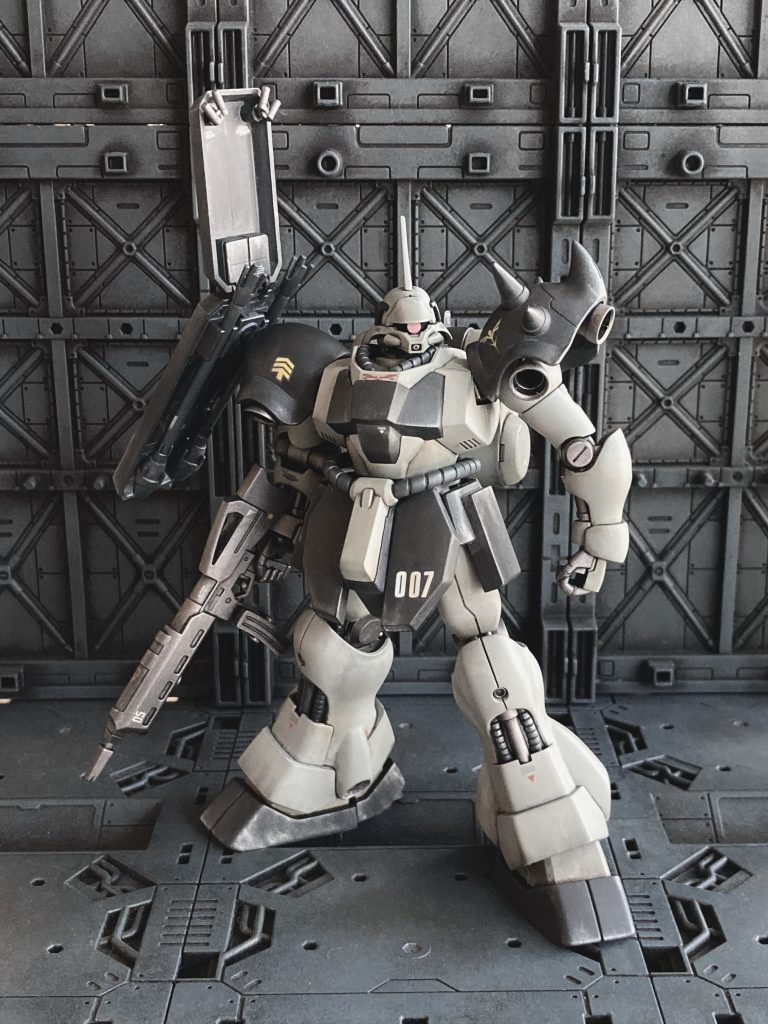 ビームライフルも古いガンマニアとしてはマガジンの挿さる向きが納得いかなかったので、ロングマガジンとマズルブレーキを3Dプリンタで作ってアサルトライフルっぽくデコレート武装類は伝統的にモナカ張り合わせなので仕方ないですが、本体に関してはパーツの合わせ目消しがメンドーなので、極力段落ちモールド化して作業効率の省力化を図りました