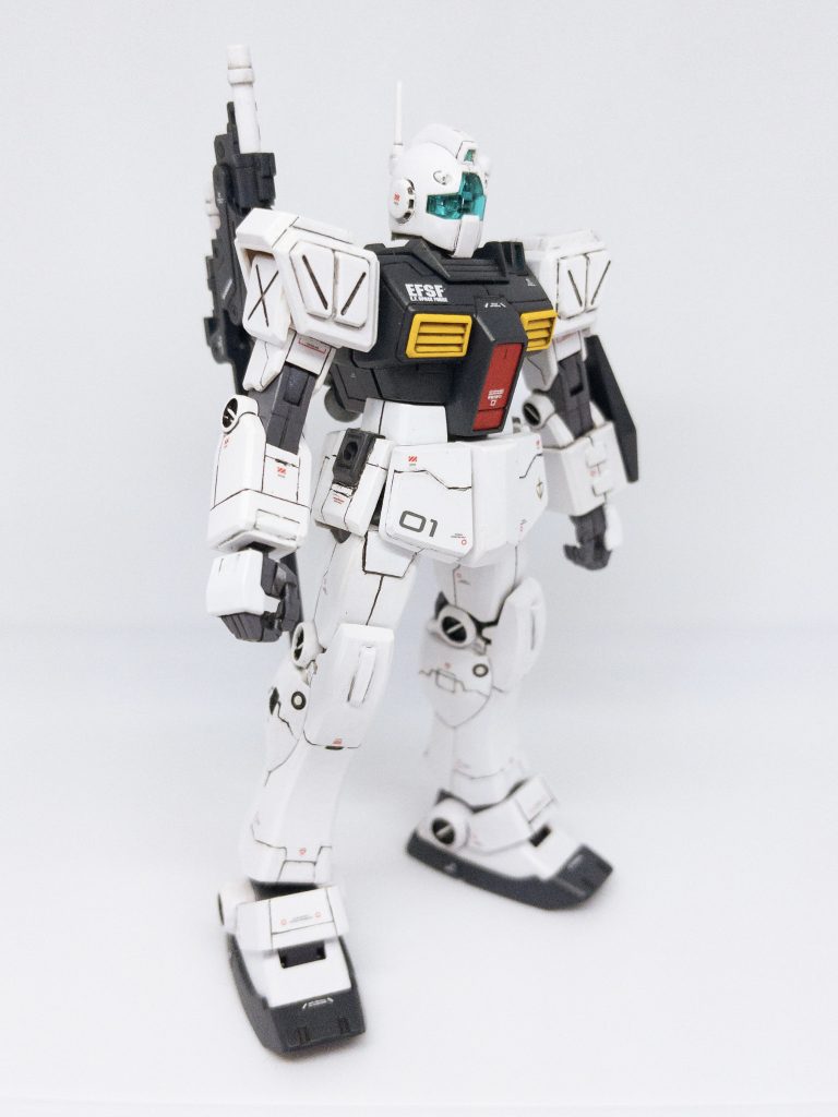 【使用塗料】・モデルカラー 70951 WHITE・モデルカラー 70997 SILVER・モデルカラー 70950 BLACK・メカカラー 69001 PURE WHITE・メカカラー 69040 PHANTOM GREY・メカカラー 69022 TITAN DARK BLUE・メカカラー 69013 TITAN BLUE・メカカラー 69008 RED・メカカラー 69004 YELLOW成形色では少しベージュですが、機体カラーはメカカラーのPURE WHITEを使っています。関節部分には新しく追加したメカカラー PHANTOM GREYにモデルカラーのBLACKを追加して調色しました。ボディはTITAN DARK BLUEを使ってみましたが、イメージしている色よりも少し緑っぽかったため、TITAN BLUEを混ぜて調色しています。コックピットハッチ、胸ダクトはメカカラーREDとYELLOWをそのまま採用しました。特にメカカラーREDは、前作のガンキャノンで使ったところ発色も隠蔽力も高くてお気に入りです。スミ入れはタミヤのスミ入れ塗料ダークブラウンとブラックを使用しています。