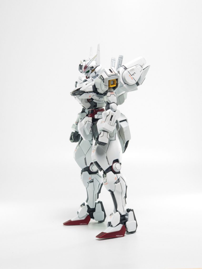 左手握りこぶしはビルダーツパーツの物を加工して使用