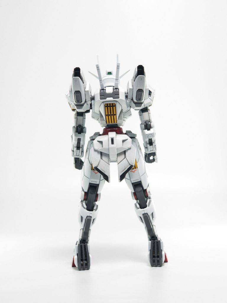 ライフルを背面からのアームなしで保持できるように磁石を肘とライフルに埋め込みました。