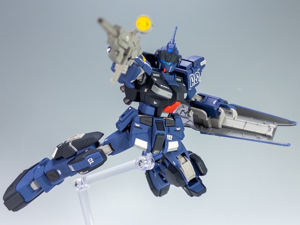 ライフルを構えて。ダークブルー部分はエアブラシ塗装ですが、他のグレーやホワイトはマスキングをめんどくさがって、ファレホ筆塗りしました。今思えば、そこもエアブラシでやればよかったなと(汗)