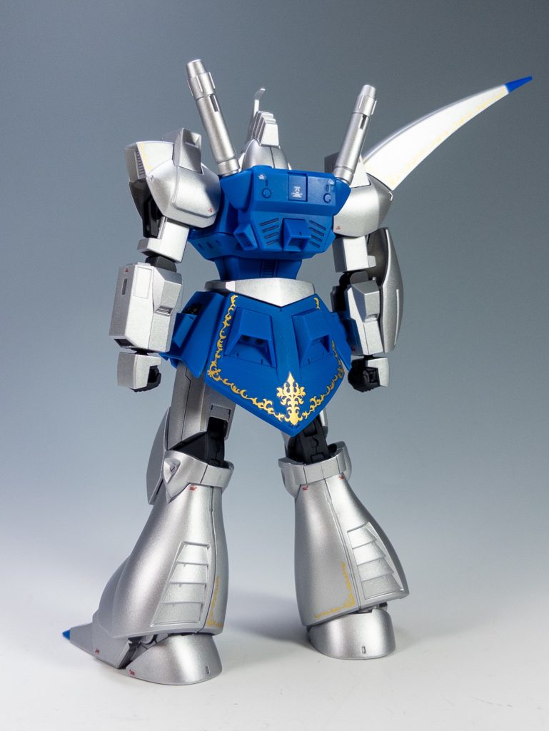 リアビューです。シンプルなデザインですね。リアアーマーのエングレービングが映えます！