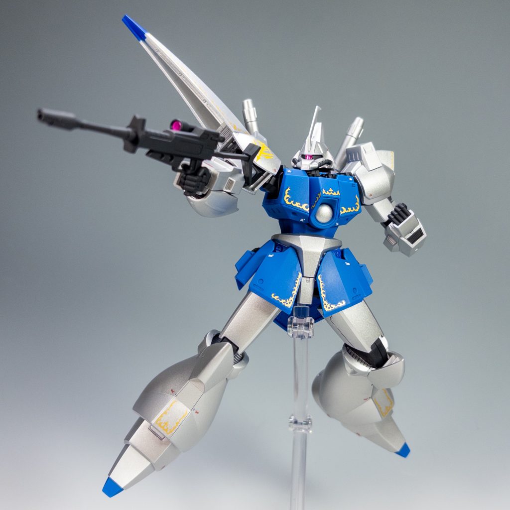 ビーム・ライフルを構えて。可動も良く、ポージングに困りません。