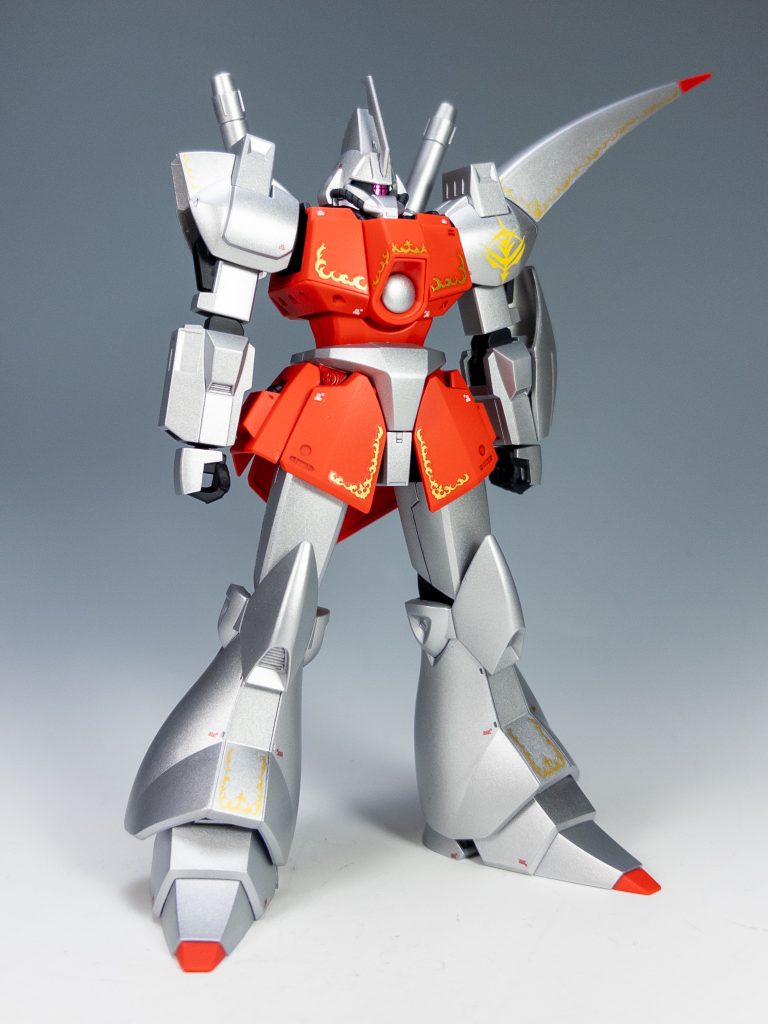 フロントビューです。シルバー以外のパーツが赤いことと、腕が左右逆なだけで構造はガズアルと同じです(笑)