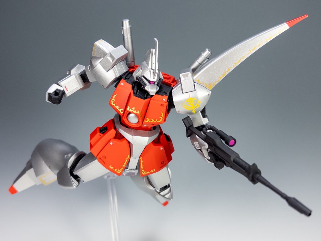 ビーム・ライフルを構えて。ガズエルは先にやられてしまったので、ライフルを使うことは無かったと思います。。。肩のジオンマークは、旧キットのオマージュです!