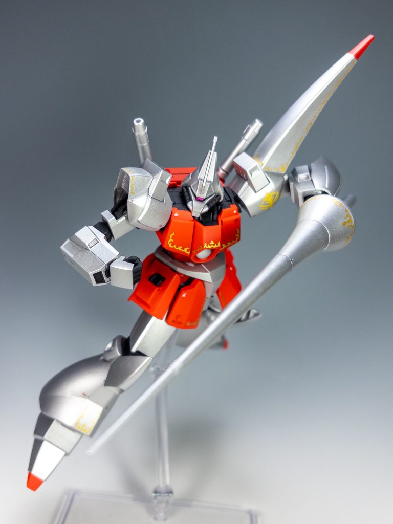 ヒート・ランスを構えて。角度付き手首のおかげでポージングが捗ります!