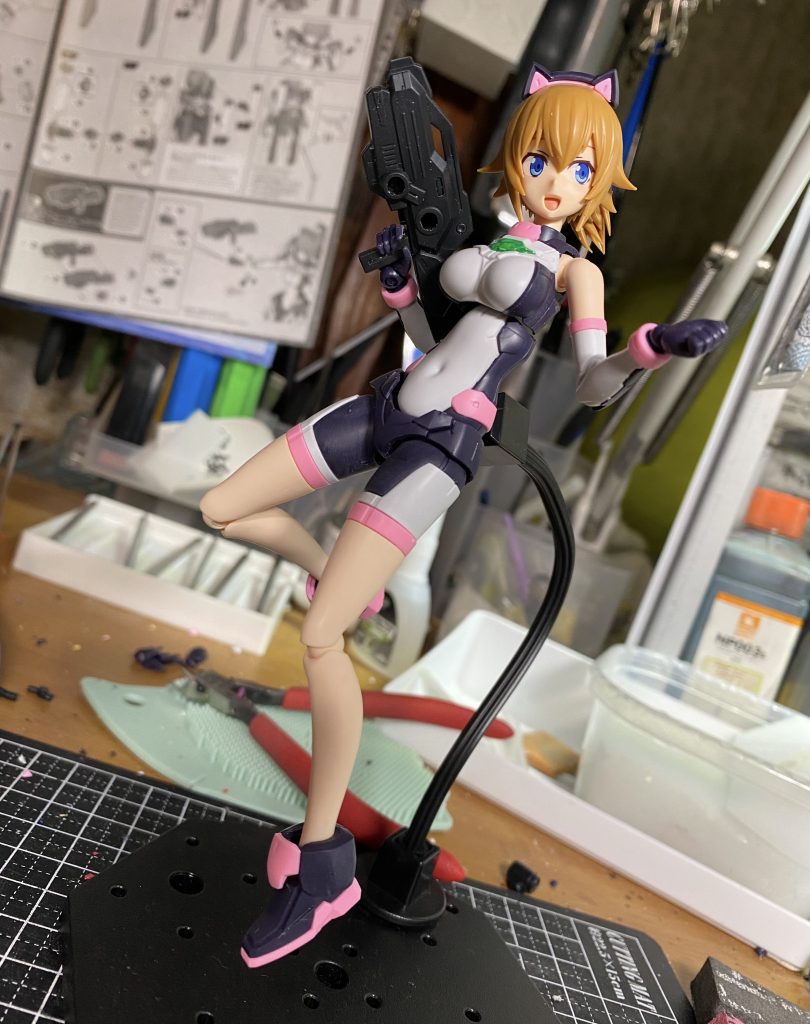 塗装前。表面処理を行った状態です。すでに十分な完成度。可動は凄まじいです。また、手足の軸は3mm軸となっていること、背面にはダボ穴があり、非常に高い互換性を持っているようです。