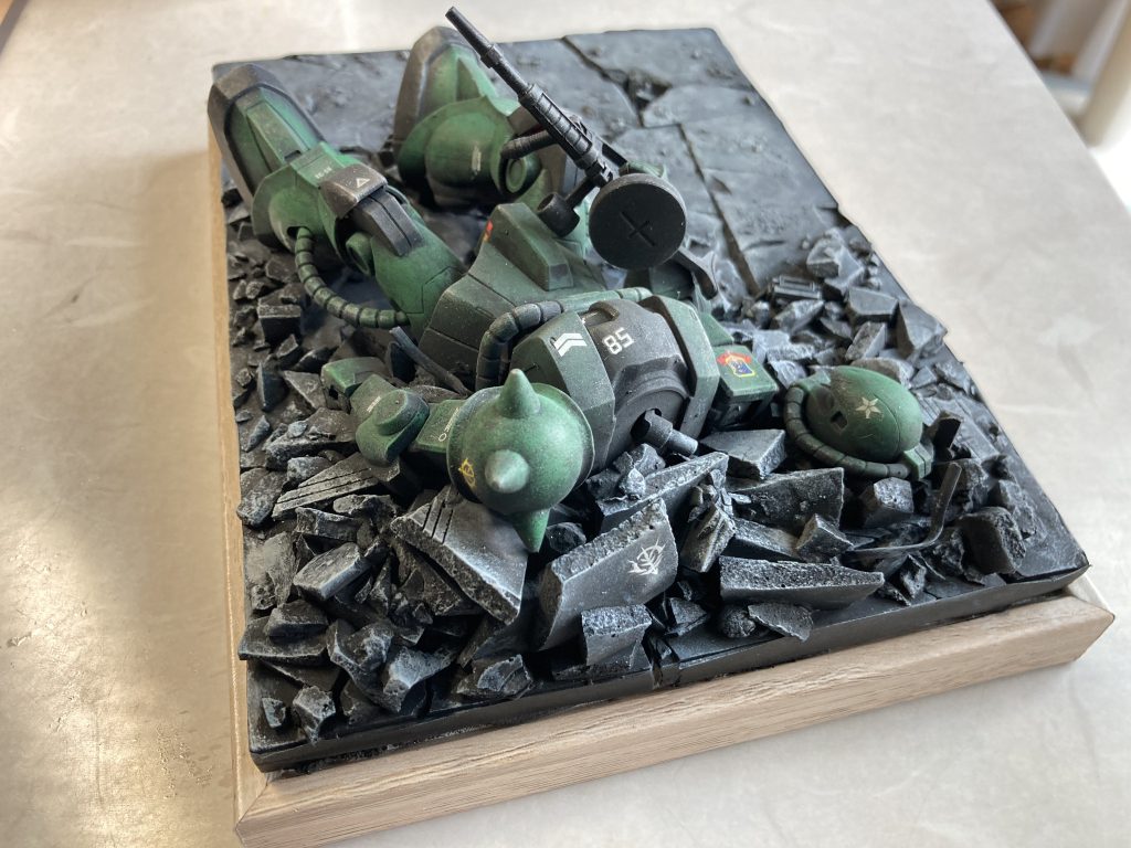 ガレキは砕いた石膏をチマチマチマチマ木工ボンドで接着