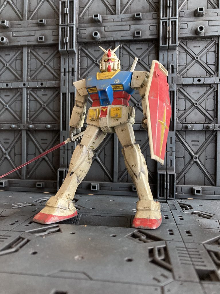 まず旧キットの定番改修点の膝当ての甲丸部分を平たく面出しをして、スネのトコの黒いスリット部を削り出し整形してあります