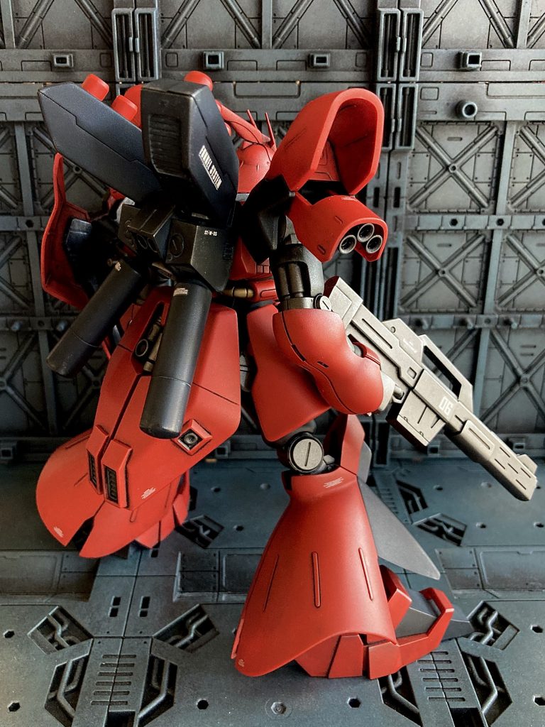 塗装はシャアと言う歪んだ人物を表現したくて赤と黒のツートーンに