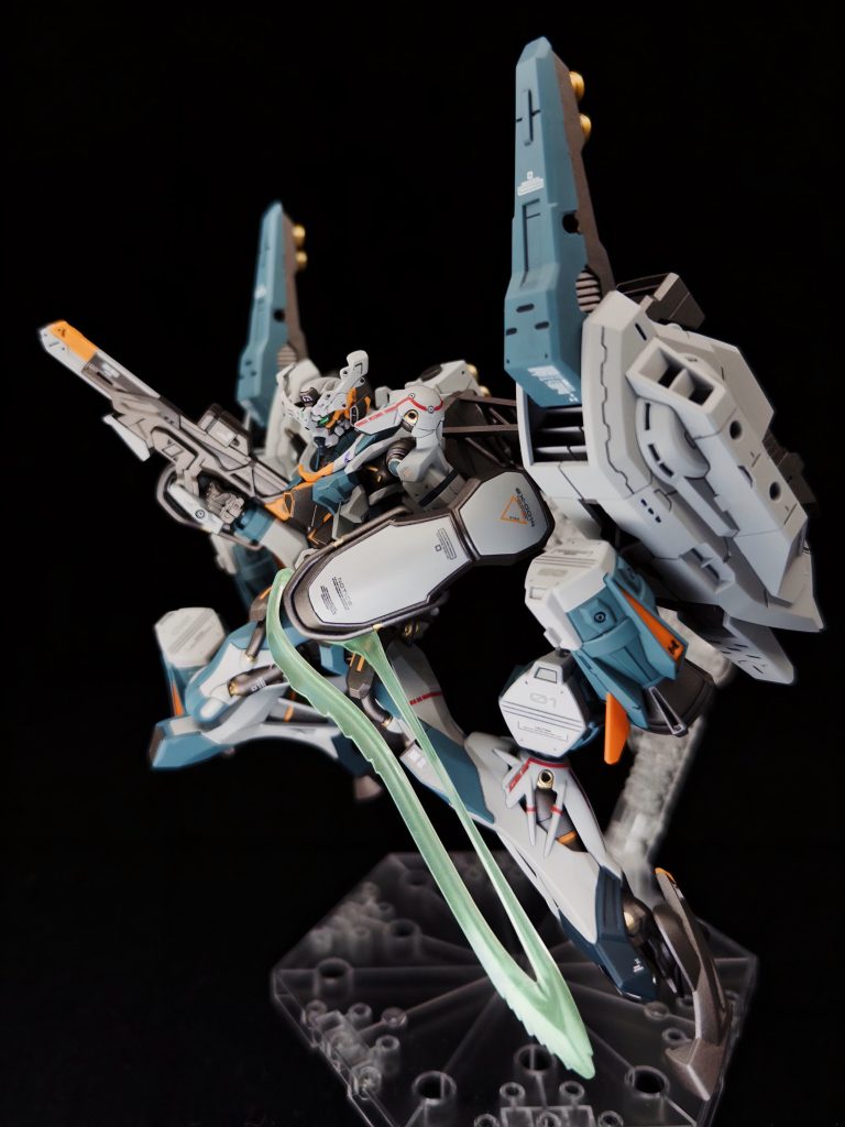 ビットはジークアクスと同日発売されたガンバレルストライカーままです成形色のオレンジイエローを部分的に残してみましたが、これも山下先生のデザインに合ってる気がしませんかね・・・？それにしても赤いガンダムのビットがインパクトあり過ぎましたね笑