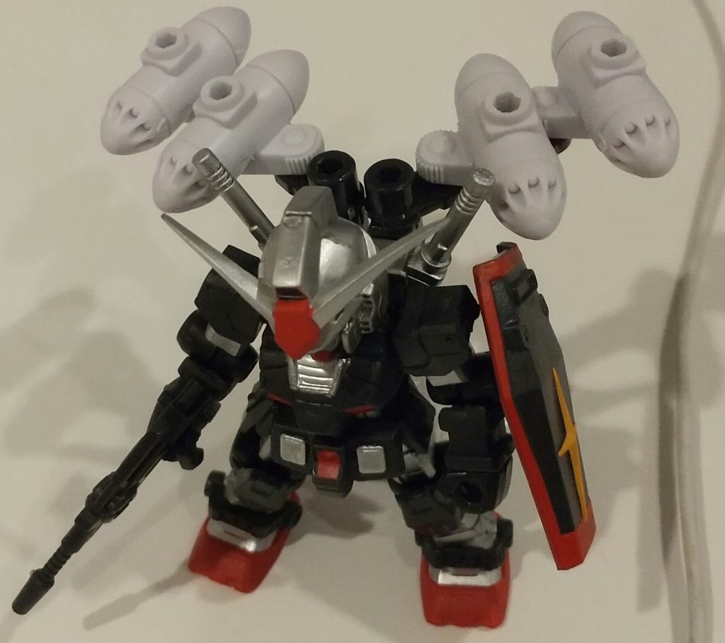 観た人には分かるビットをつけたRX-78-1です。多分、アムロが偶然乗り込んで、頑張って赤いガンダムから奪い取りました。