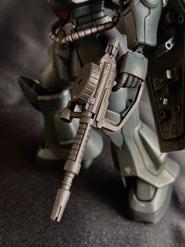 取り回し重視のザクマシンガンはフォールディングストックとグリップを取り払って左手持ちができるようにスコープを加工