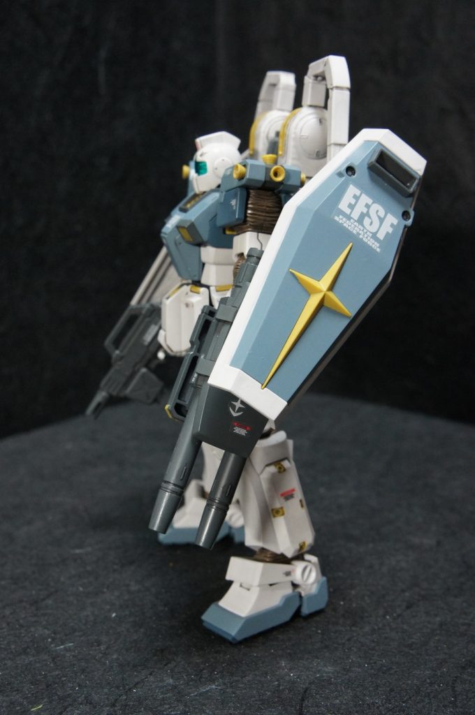 アーム展開、盾二枚。強そうなジム。