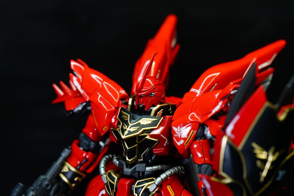 ゴールド部分はマッキーペイントカラーの金色をエアブラシでペイントしました。なかなかの輝きです。