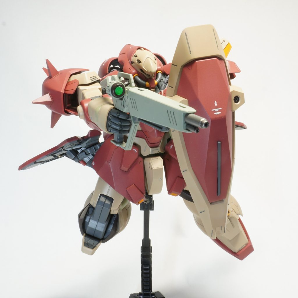 シールド接続は2軸追加して正面での自然な構えが可能。ライフルスコープの色が設定とは違うようです。後で知りました。バレル下部の長細い部分は弾倉なのですね。ってことは、あれはモールドじゃなくて肉抜き穴のようです。後で知りました。