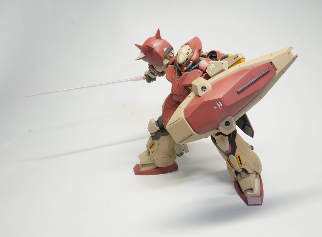 メッサーを組んだ第一印象が「FSSのやられメカっぽいな」でした。シールドの穴。これもバルカンだったんですね。後で知りました。リカバリーして、それっぽいエッチングパーツを入れました。