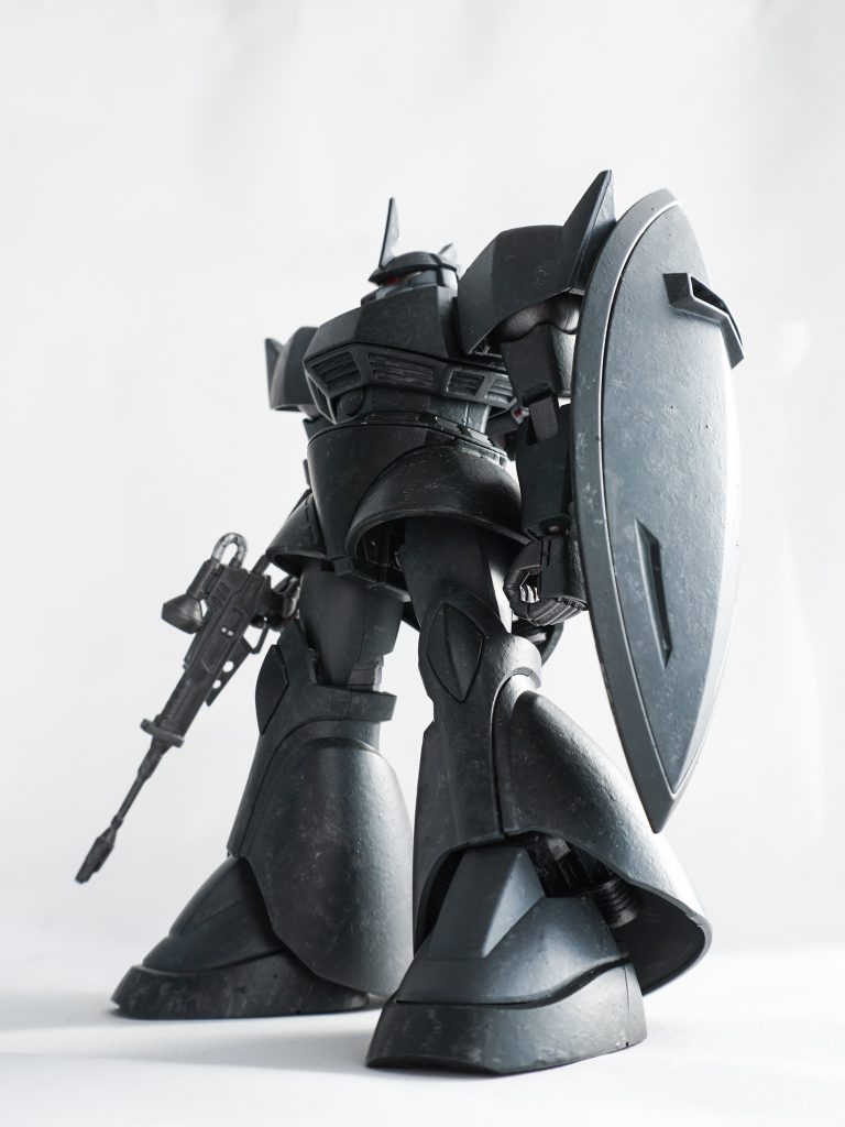 塗装は穂先を短く切った筆塗り。叩きつけるように塗って、わざとムラを出しました。下地が見えるくらいに粗く叩いて、質感が出せてわりと満足。