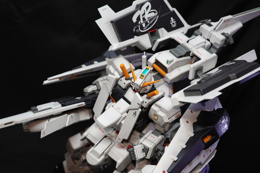 まあ、デカいです💦ディスプレイ用棚の高さもいっぱいいっぱい。スタンドも一度折られました…ちょっと脆くなってきたので補強しなきゃなー。