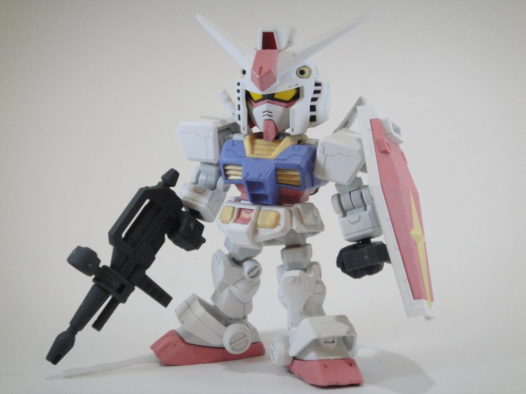 ピンクレッド・アースブルー・マスタードイエローを使っています。それ以外は成形色のまま。最後にツヤ消しトップコートを吹いています。本体はCSフレームを仕込んでいます。