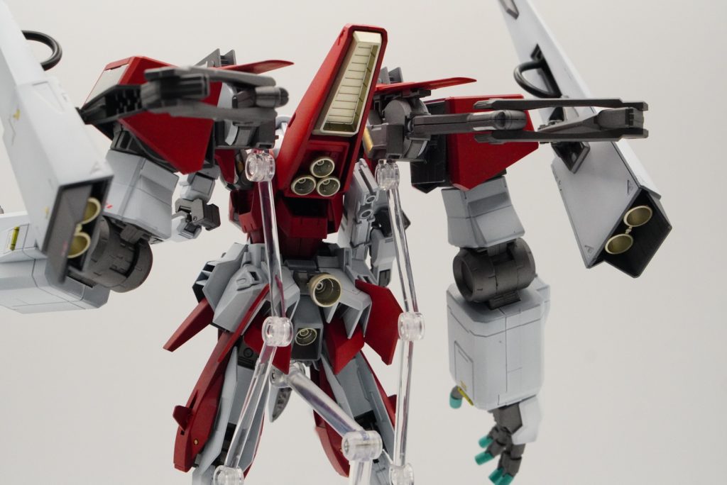 ギャプランの特徴的なブースターユニットは背面のアームに接続。ブースターマシマシです