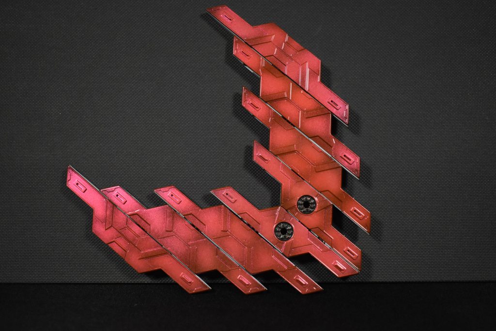 サイコプレートは蛍光レッドとクリアーレッドで調色しました。下地はスターブライトシルバーでその上からキャンディ塗装してあります。