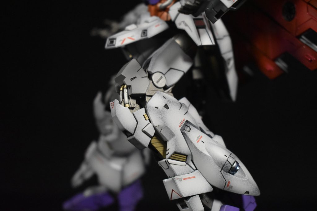 見えるフレームの部分は筆塗りで塗り分けしました。