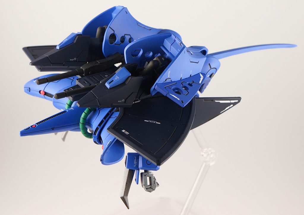 変形もバッチリです!小さいのに素晴らしい!!後から気づいたのですが、スネのスラスターの展開を忘れている…。