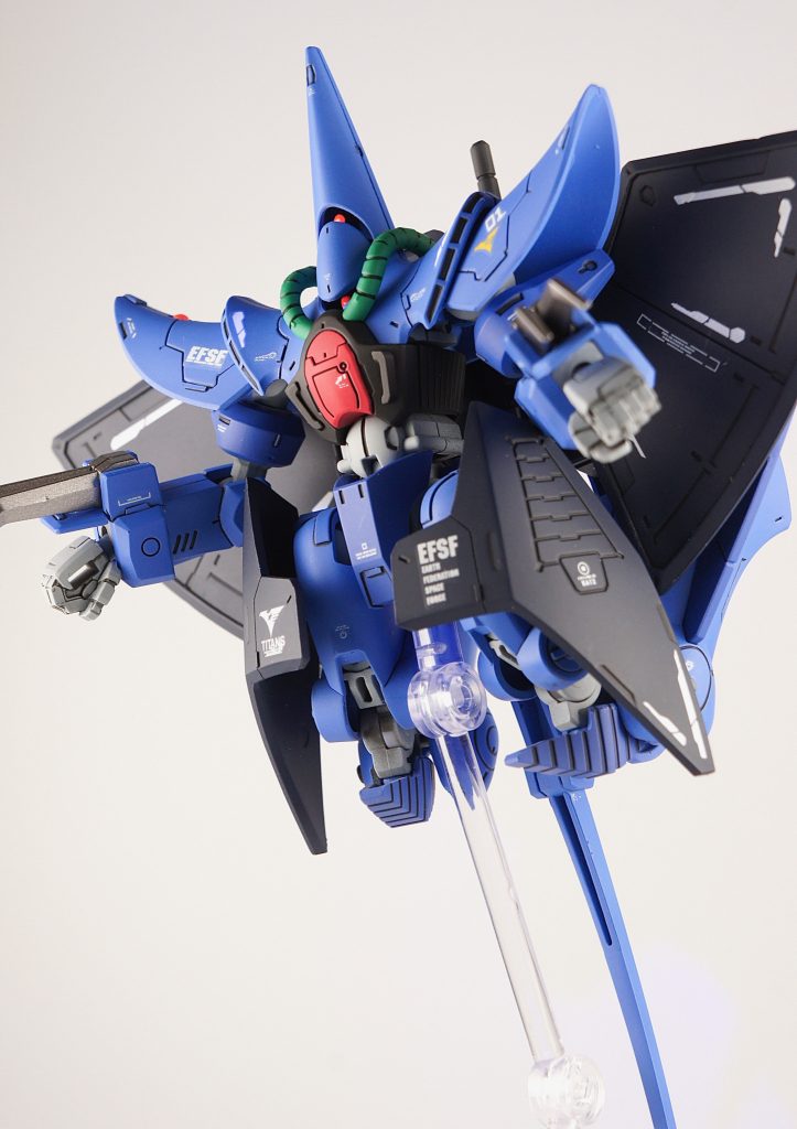 改めてみると、上半身のデザイン、美しいですよね…。グリーンのパイプもいいアクセント。