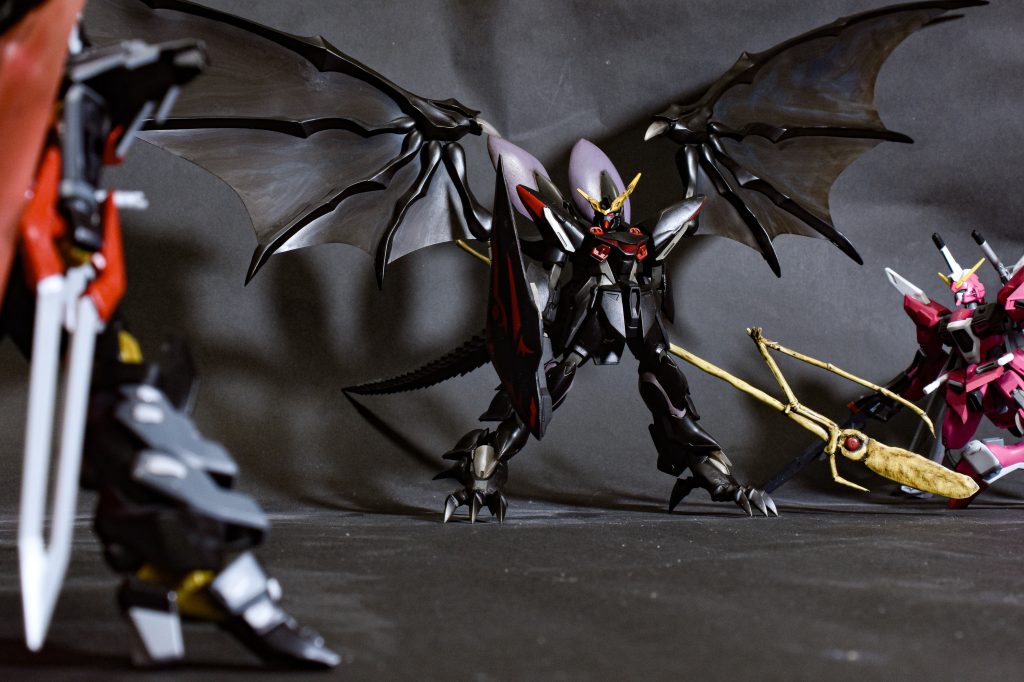 「 貴様は何者か!?」動揺。しかしシュラも手練れである。「 庇うつもりなら、容赦はせん!」瞬時に敵と判断、一気に間合いを詰めていく。彼はアコード特有の読心術に加え、比類なき格闘戦の技量を兼ね備えていた。どのような相手であろうとも臆することは無い。近接戦闘に持ち込んだ時点で勝利が確約されるのだ。( さあ、貴様の心を見せてみろ...っ!?)