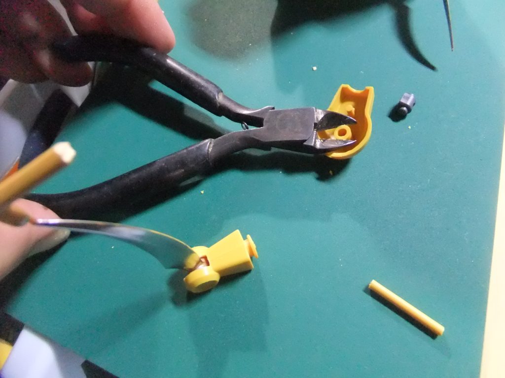 肩パーツにポリキャップを仕込むためにクリアランスを調整します。