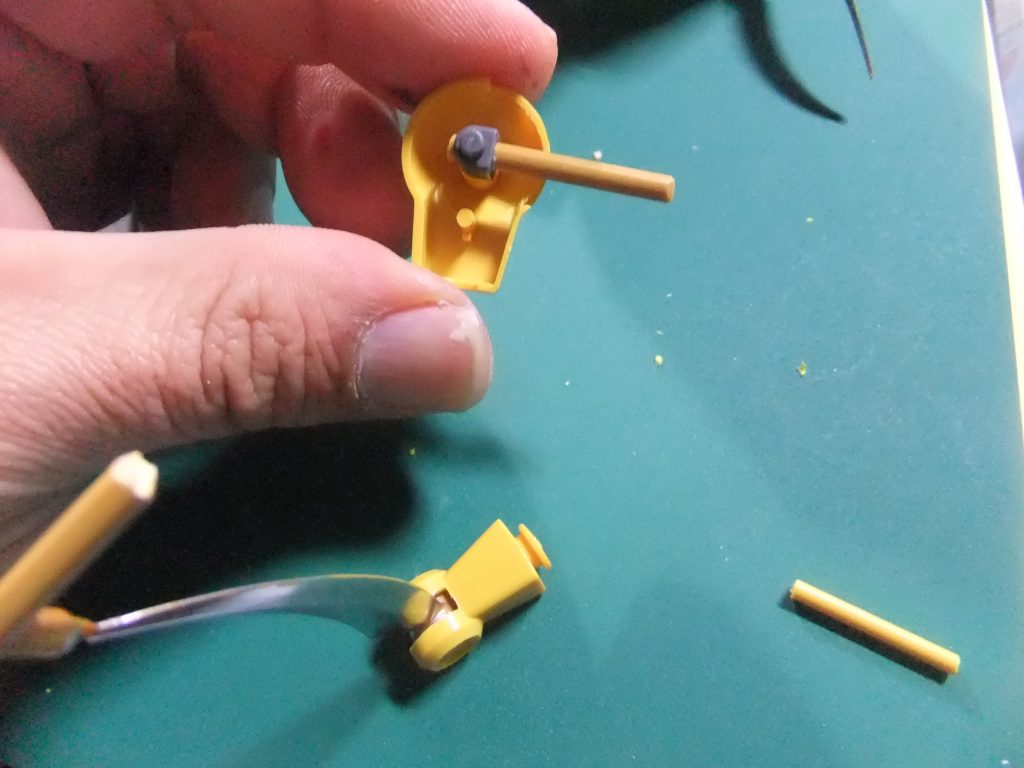 ポリキャップにランナーをさして可動域を確認。