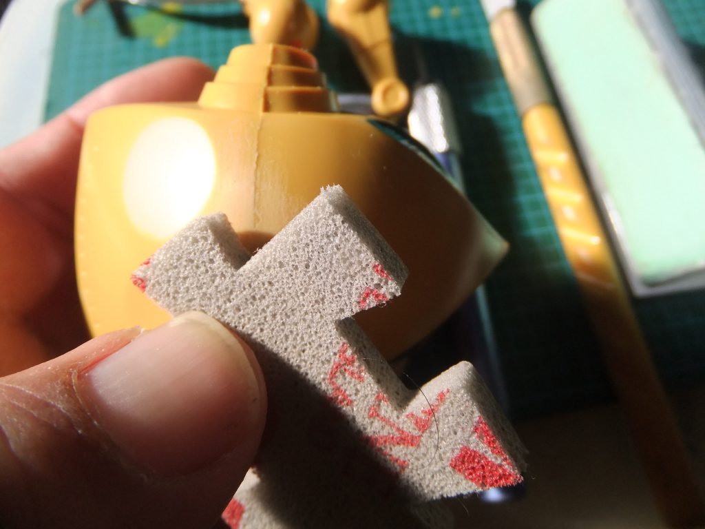 ボディの大きな段差パーティングラインは住友3Mのスポンジヤスリ 荒目で施工を行い。神ヤスリ800番迄磨き込み。