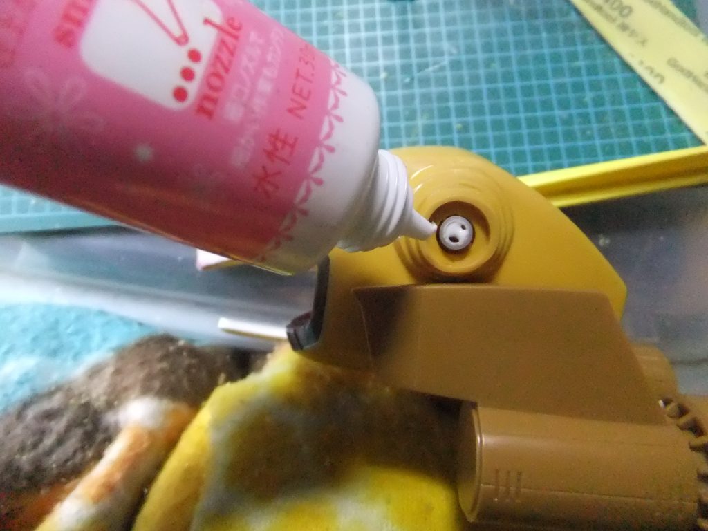 軸の保持力を保つ為に手芸用ボンドを塗布していきます。