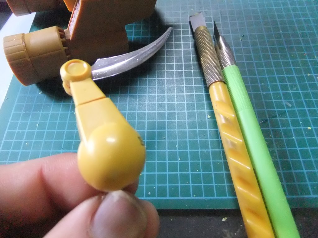 肩の曲面もカンナがけして ネイルヤスリで磨くとここまで艶も復活します。