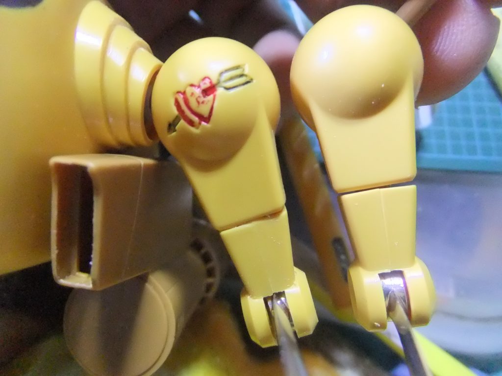 向かって左がデザインナイフでカンナがけして百均ネイルヤスリで磨いたモノ 右がタミヤセメントを塗布して圧着させた状態。昔よりも材質が柔らかくて自分的にはヤスリ掛けよりもエッジ出しも楽で時間短縮にもなります。