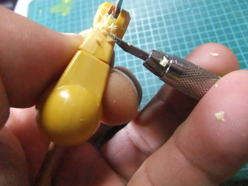 コチラがカンナがけの作業画像となりマス😁 パーティングライン処理したら 対の部分も押し出しピン痕があるのでソチラも処理してC面処理も行いマス。