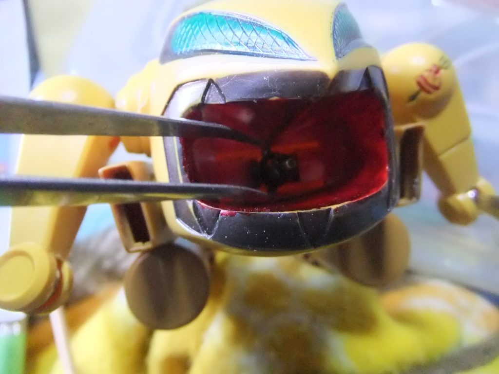 塗装して置いたパーツを設置していきます。