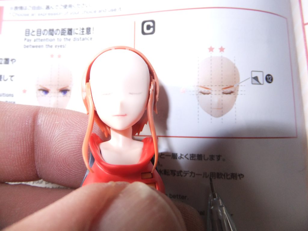 今回はプルツーの番外編で　水転写デカールを少しでも楽に出来ないかと？　シャーペンで薄く辺りを取って・・・・。